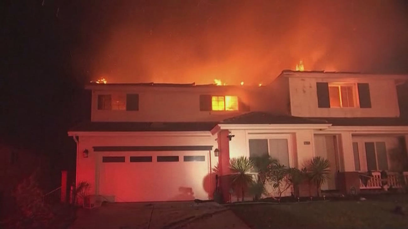 Cerca de 50.000 evacuados en Los Ángeles por el avance de las llamas