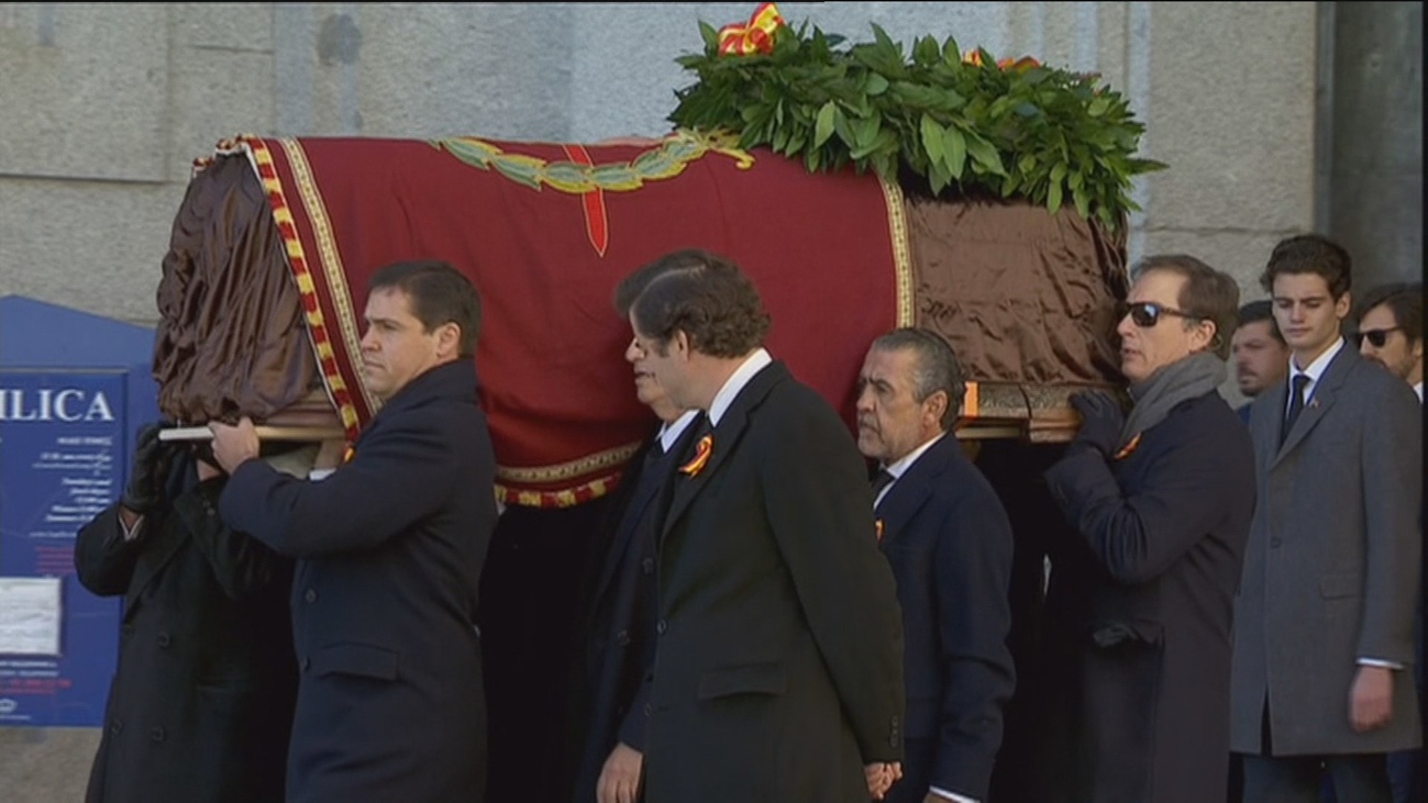 Las críticas le llueven a Sánchez por la exhumación "de Estado"