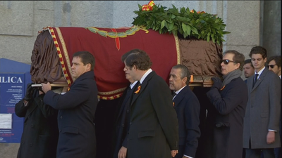 Las críticas le llueven a Sánchez por la exhumación "de Estado"