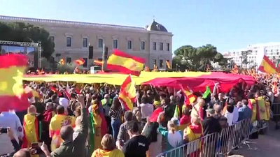 Vox llena con una gran bandera de España la Plaza de Colón de Madrid