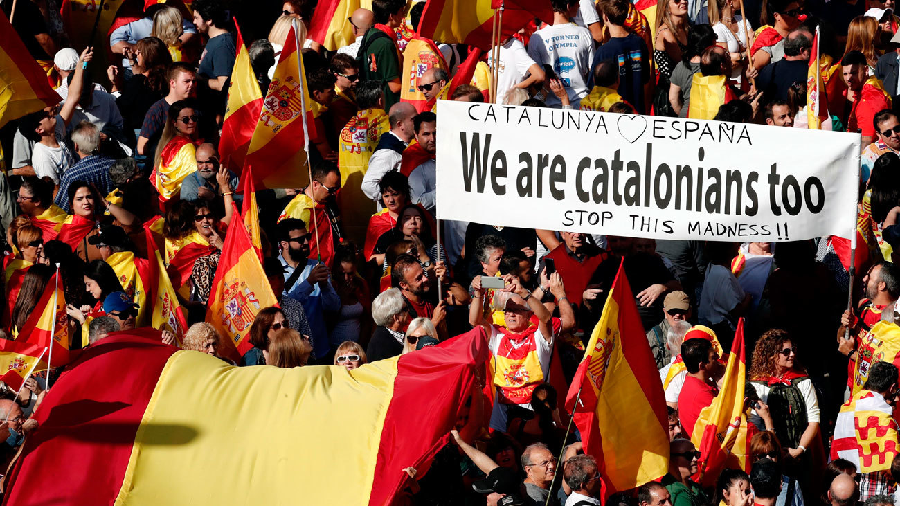 Miles de personas claman en Barcelona contra el 'procés'