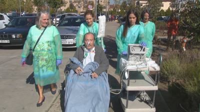 El Hospital de Fuenlabrada apuesta por los paseos para acelerar la recuperación de los pacientes críticos