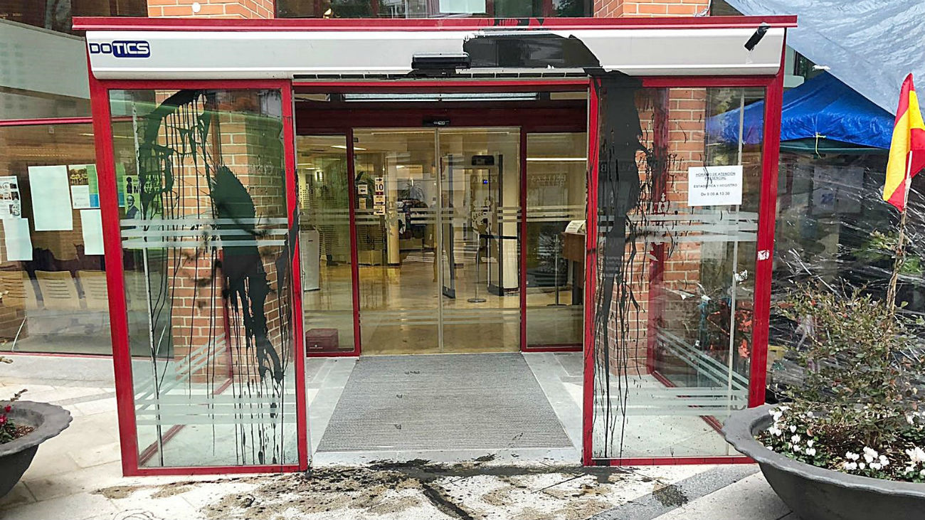 Arrojan pintura a la fachada del Ayuntamiento de Coslada