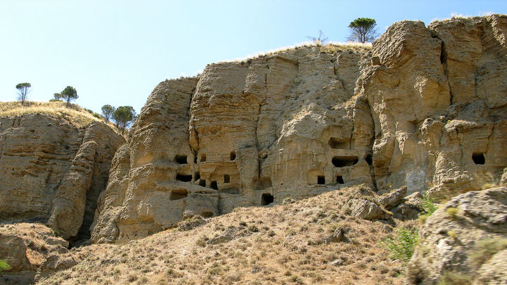 Cuevas_del_Neolítico_excavadas_en_margas_yesífera_y_rodeadas_de_esparto