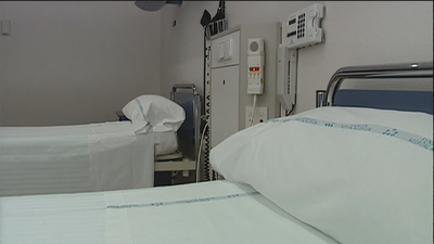 Un trabajador trata de asfixiar a una paciente ingresada en el Hospital de Alcorcón