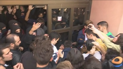 La huelga universitaria en Cataluña se inicia con bloqueos en dos universidades