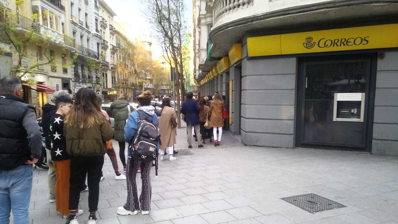 Colas para votar por correo en Madrid