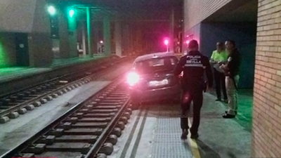 Un anciano se despista y conduce por error su coche por una vía de tren hasta Santa Justa (Sevilla)