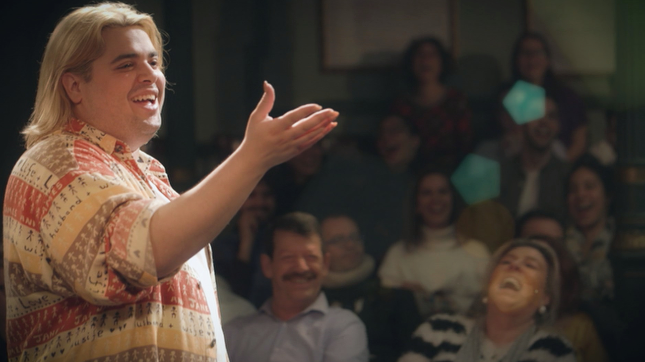 Brays Efe triunfa con un monólogo sobre las crisis personales