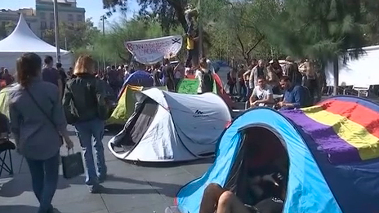 Estudiantes independentistas acampan en una plaza de Barcelona y desafían a los Mossos