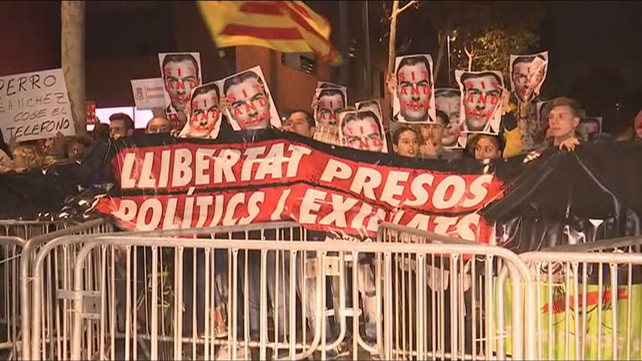 Varios centenares de personas protestan en el mitin de Sánchez en Viladecans