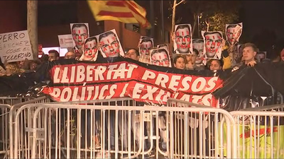 Varios centenares de personas protestan en el mitin de Sánchez en Viladecans