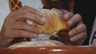 Aprendemos a preparar 'pan de muertos'