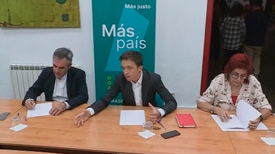 Errejón acusa al PP de campaña sucia y Casado replica que juega limpio y que la izquierda “embarra”