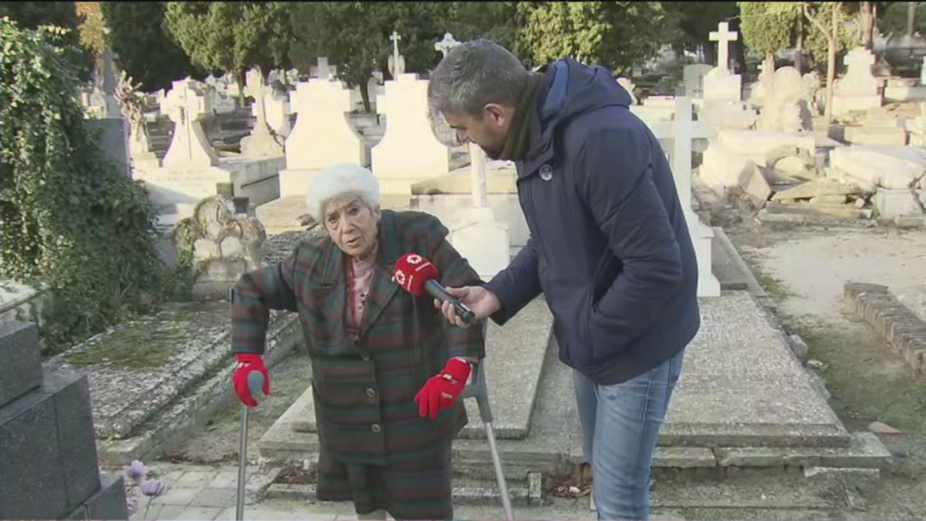 Pilar: "la gente ahora se ha hecho tan cómoda que no vienen al cementerio"