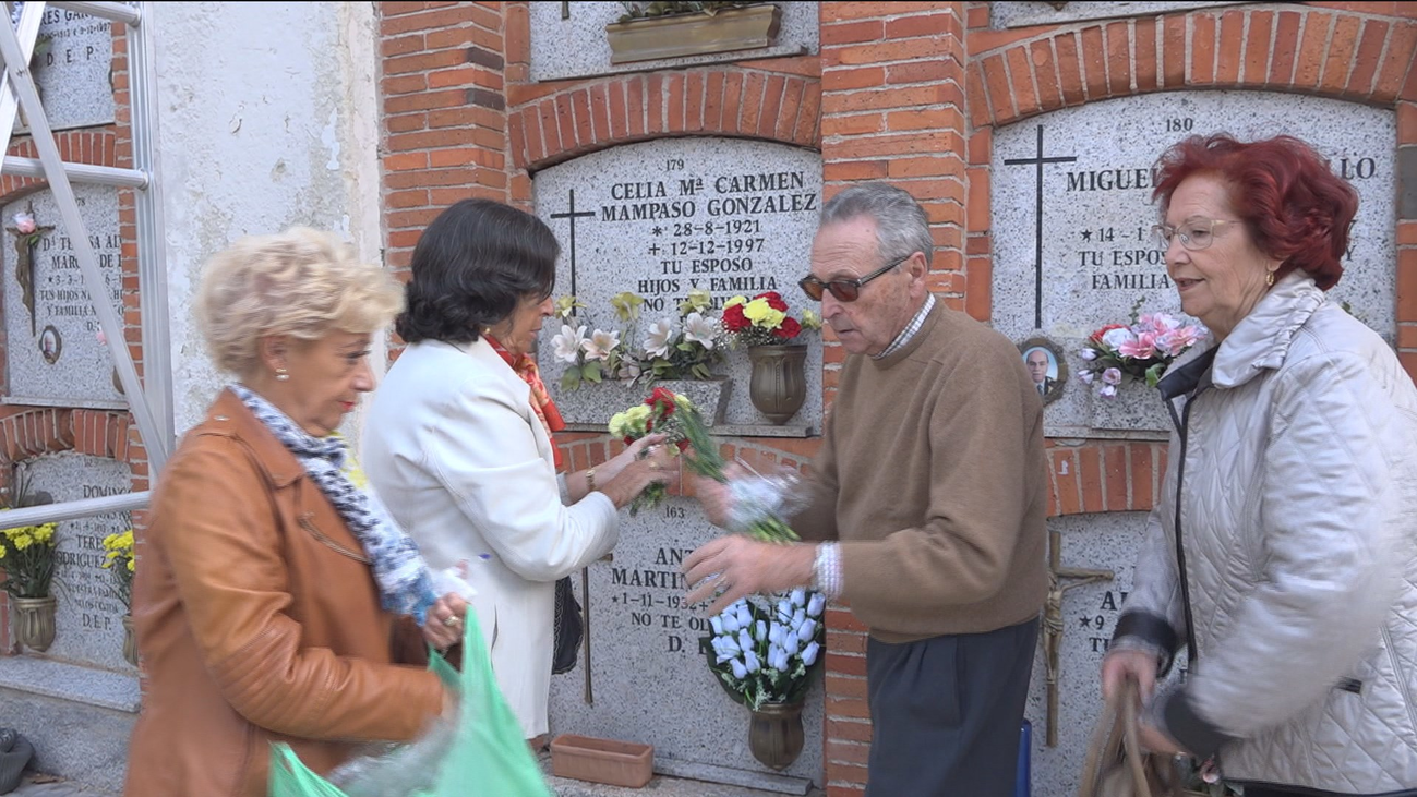 Los cementerios madrileños se llenan de flores