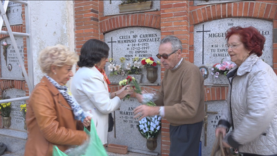 Los cementerios madrileños se llenan de flores