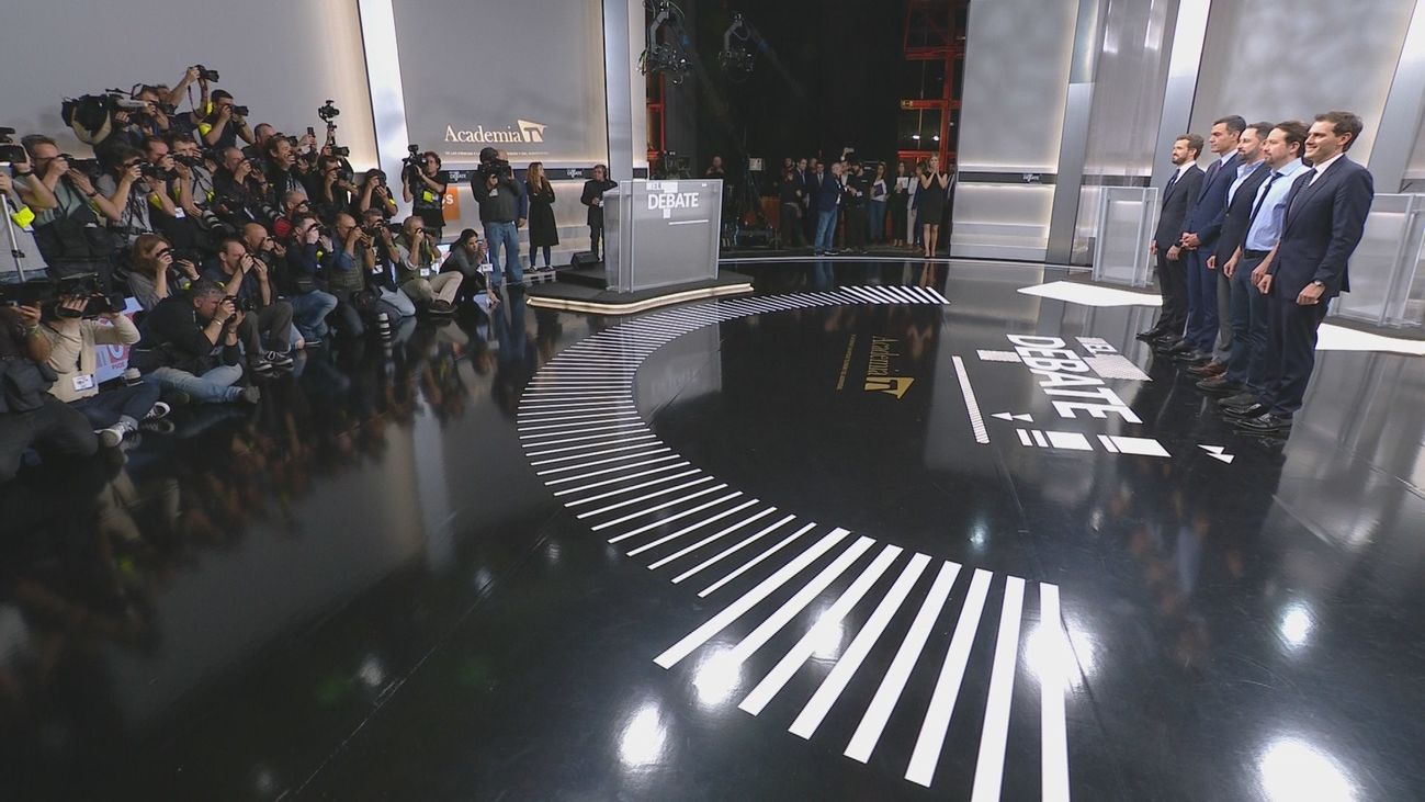 Los candidatos posan ante los fotógrafos antes del debate del 4-N