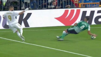 Confusión con las manos dentro del área