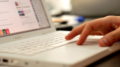 Los políticos llenan las redes de vídeos y canciones en la campaña más corta de la historia