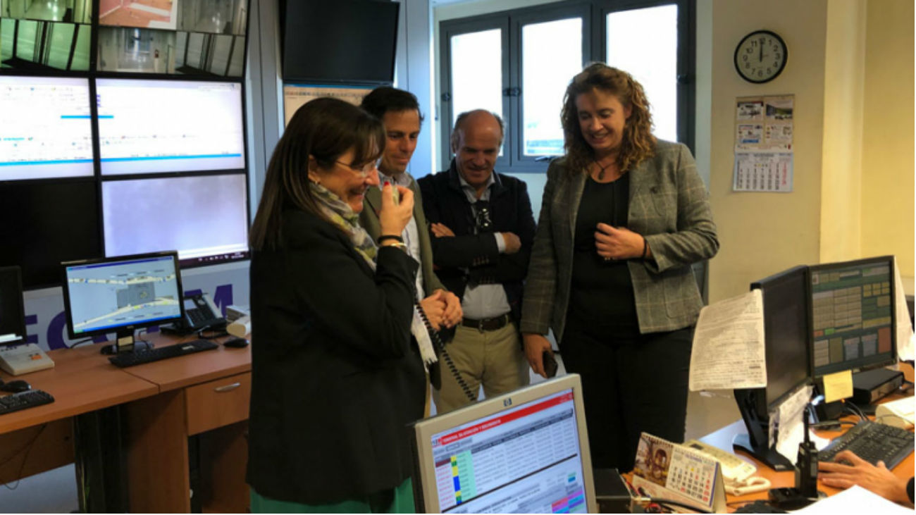 La alcaldesa, Susana Pérez Quislant, prueba el nuevo sistema