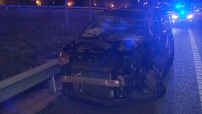 Los bomberos rescatan a una mujer atrapada tras volcar su vehículo en la A-5