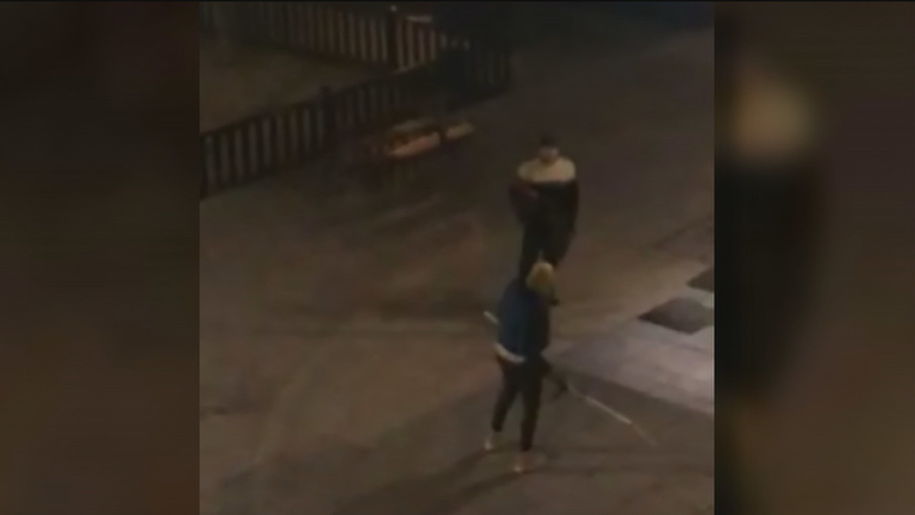 Los vecinos de Chueca, hartos  de los problemas que generan los 'sin techo'