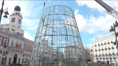 Así montan el gran árbol de Navidad de la Puerta del Sol