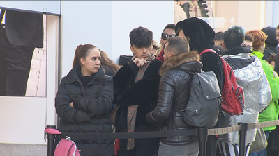 Furor en Gran Vía por conseguir un vestido de alta costura a buen precio
