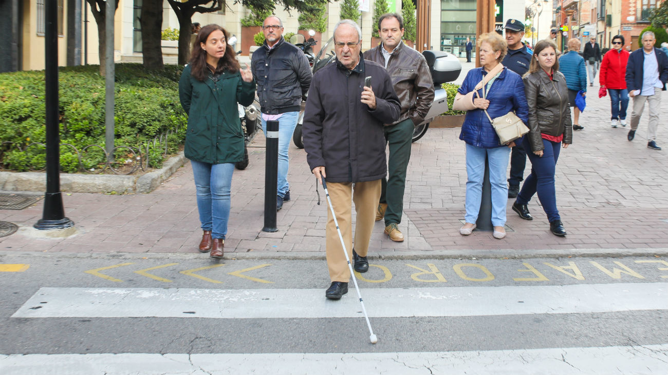 La alcaldesa de Getafe, Sara Hernández, acompaña a un invidente a probar el nuevo sistema