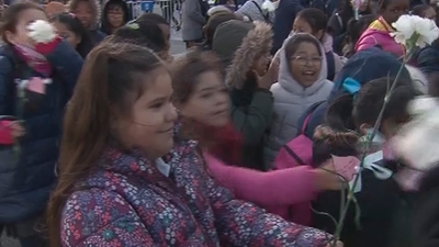 Ofrendas florales de los niños en la Catedral de la Almudena