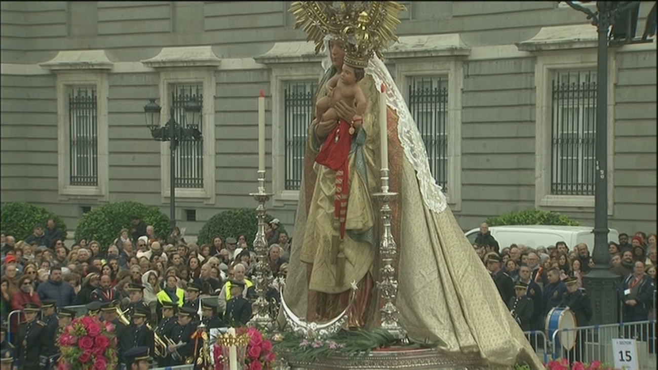 Miles de madrileños se vuelcan con la Virgen de la Almudena