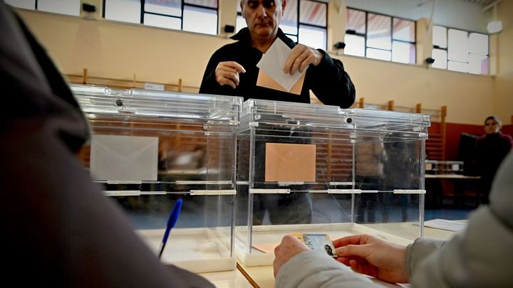 "Absoluta normalidad" en la apertura de los colegios este 10-N