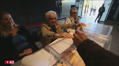 Un hombre ciego preside una mesa electoral en Alicante