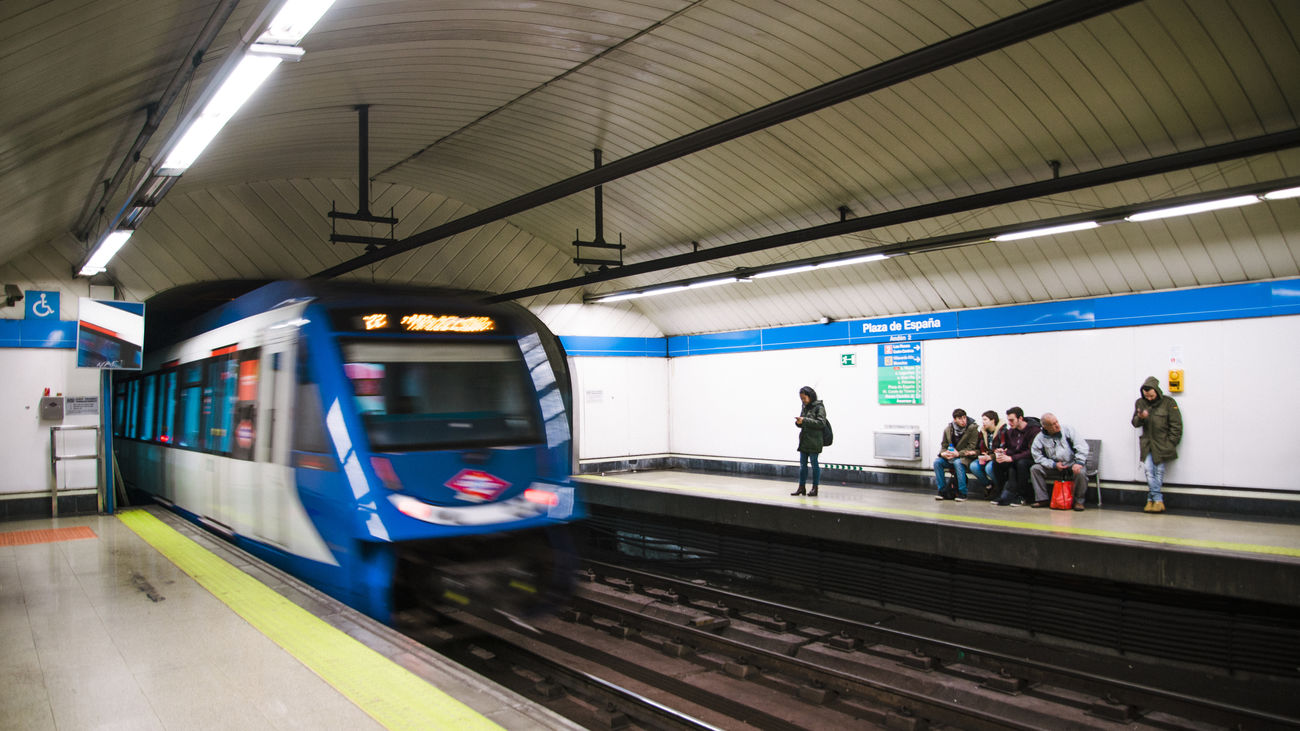 Un tren de Metro de Madrid, entrando en una estación