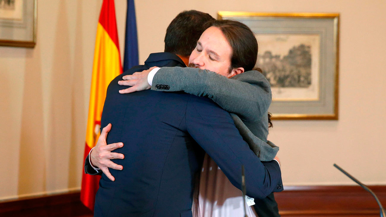 Pedro Sánchez y Pablo Iglesias se abrazan en el Congreso de los Diputados tras el acuerdo para la formación de un Ejecutivo en España