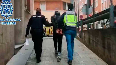 El grafitero que apuñaló a un vigilante de Metro no comparece ante el juez e incurre en obstrucción judicial