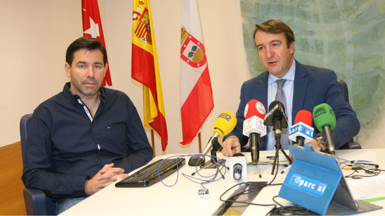 El concejal de Hacienda, Javier Juárez, y el alcalde de Tres Cantos, Jesús Moreno