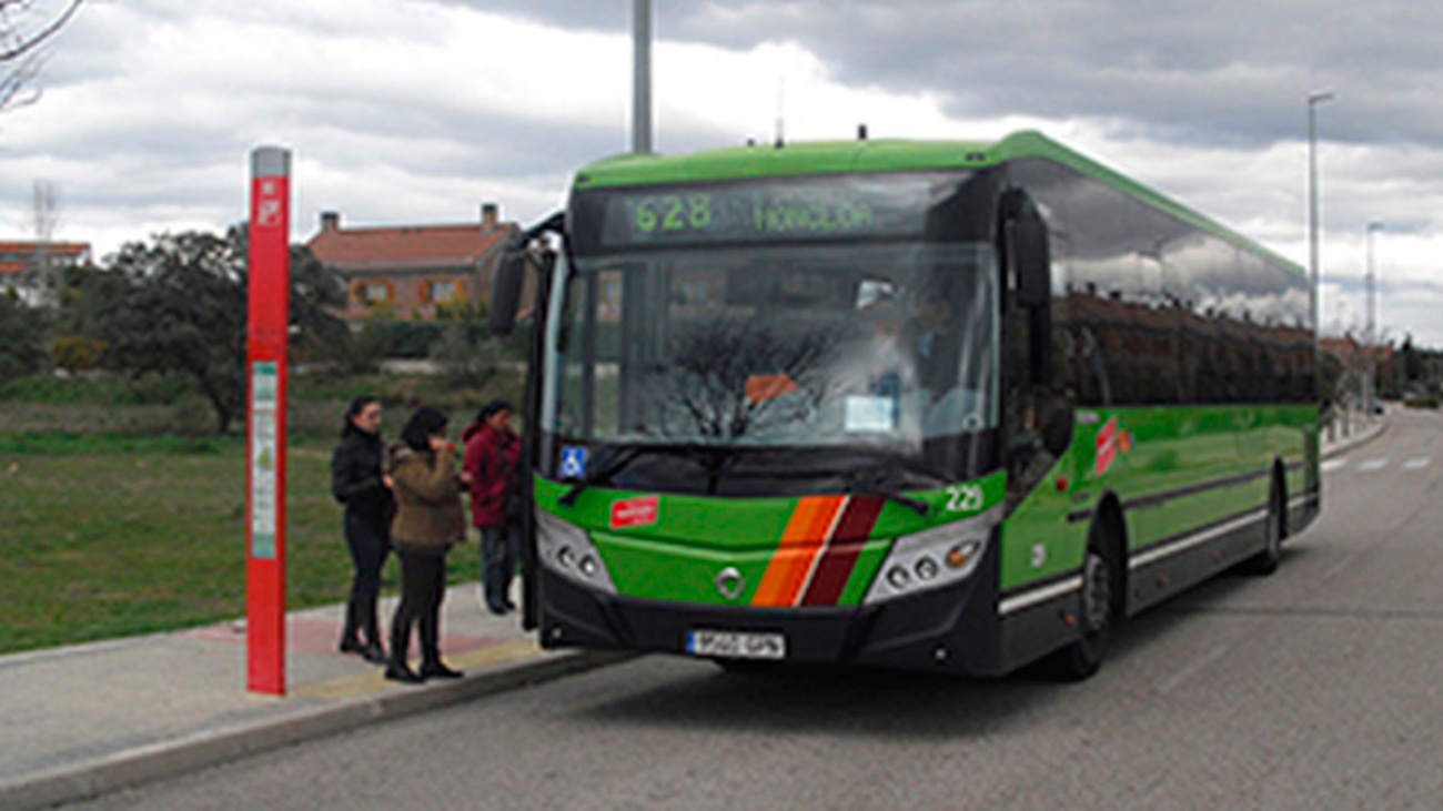 Parada de un autobús interurbano en la Comunidad de Madrid