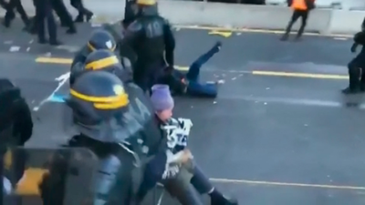 La Policía francesa desaloja a independentistas catalanes que bloquean la A-7 en La Junquera