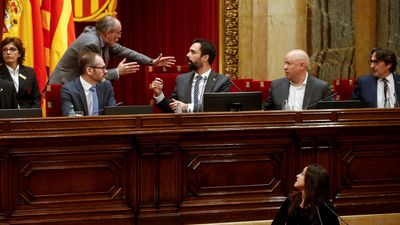 El Parlamento catalán aprueba nueva moción independentista desafiando al Constitucional