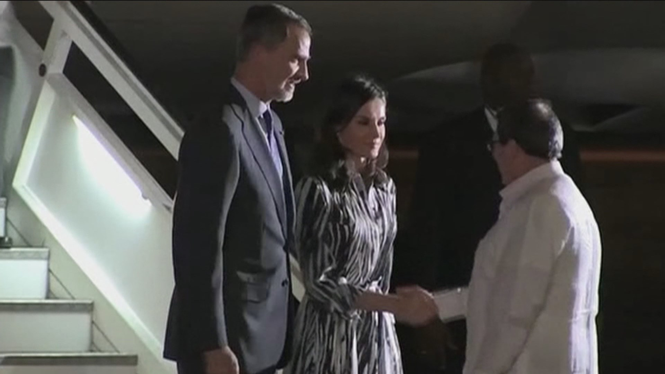 Los reyes, recibidos por el ministro de Exteriores cubano a su llegada a la isla
