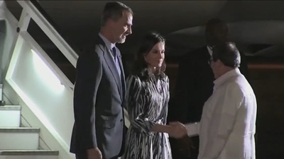 Los reyes, recibidos por el ministro de Exteriores cubano a su llegada a la isla