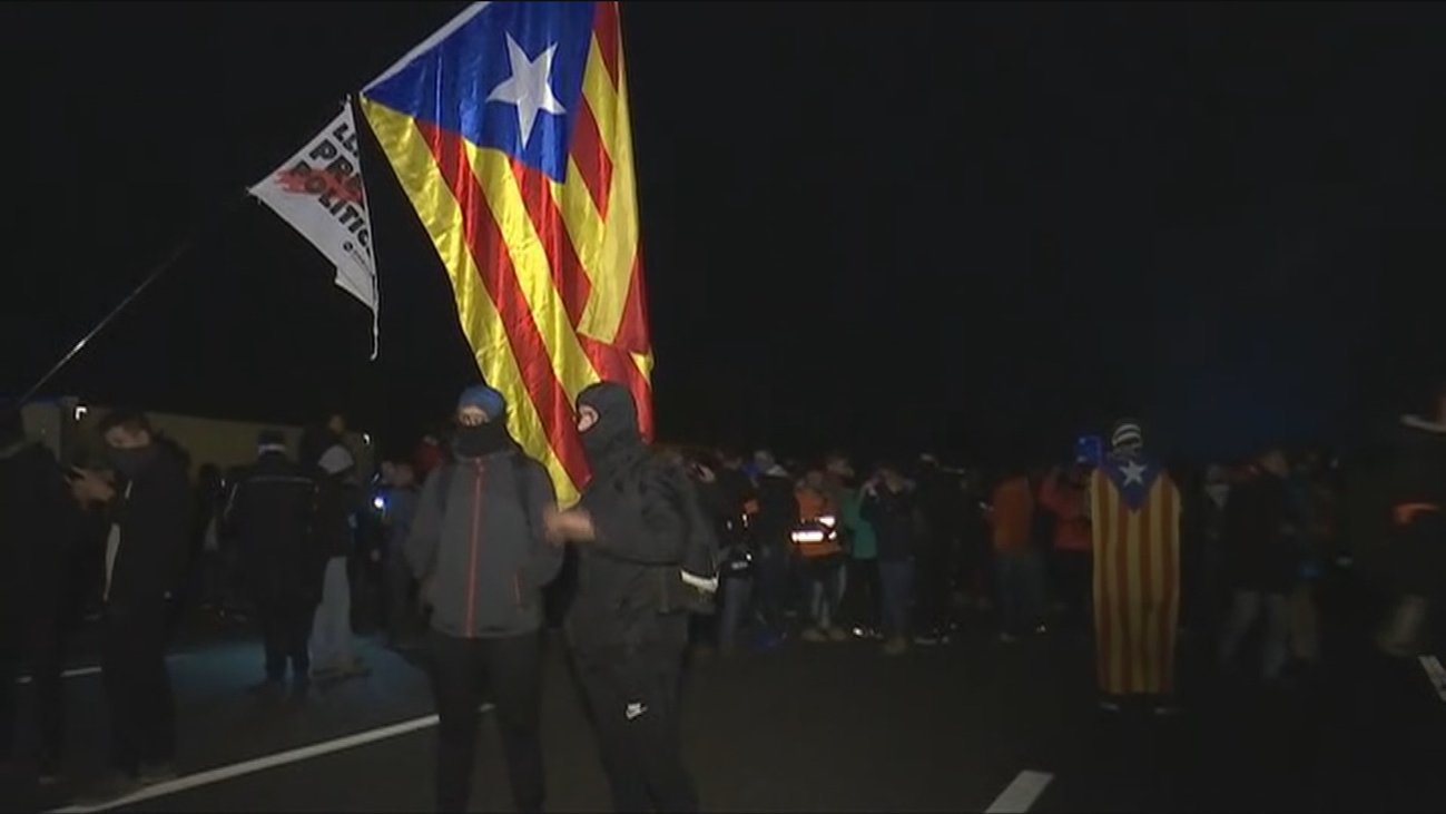 Los independentistas colapsan el tráfico en las fronteras y accesos a Barcelona