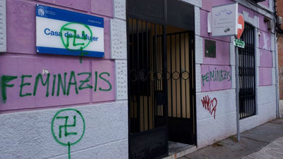 Pintan esvásticas y 'feminazis' en tres centros municipales en Fuenlabrada