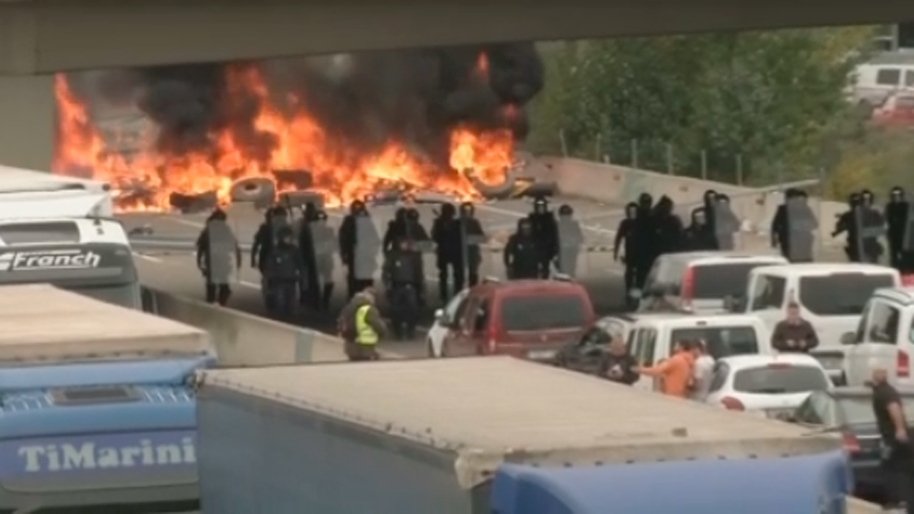 Los Mossos desalojan a los independentistas de la AP-7 que responden lanzando piedras
