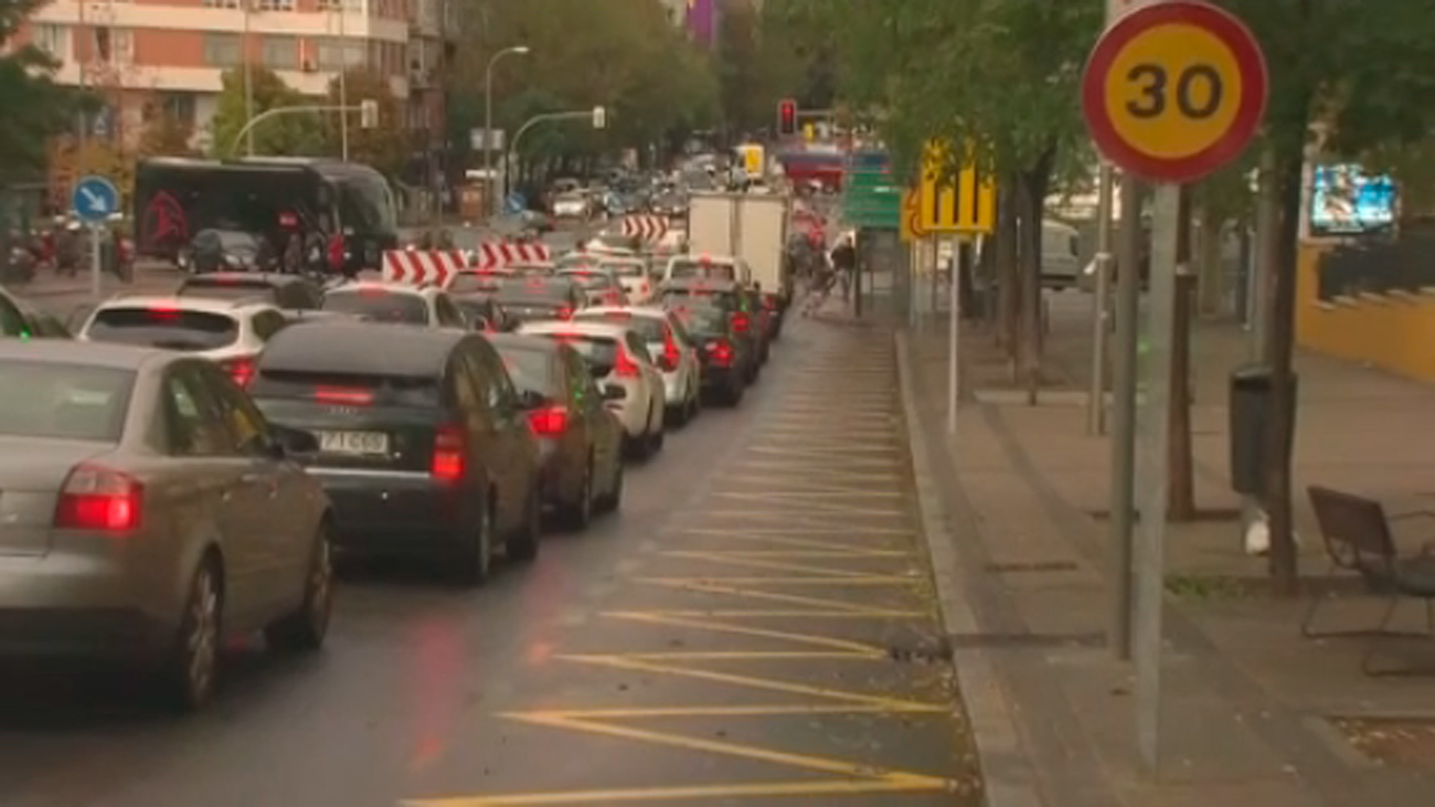 Los vecinos del Bernabéu, indignados por quedarse sin aparcar debido a las obras del estadio