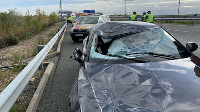 Muere en la R-3 el conductor de un camión al ser arrollado por un coche tras bajarse del vehículo
