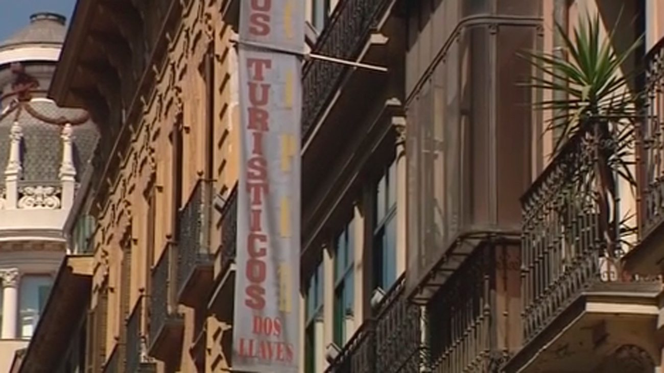 Las asociaciones de vecinos presentan una denuncia contra los pisos turísticos ilegales de Madrid