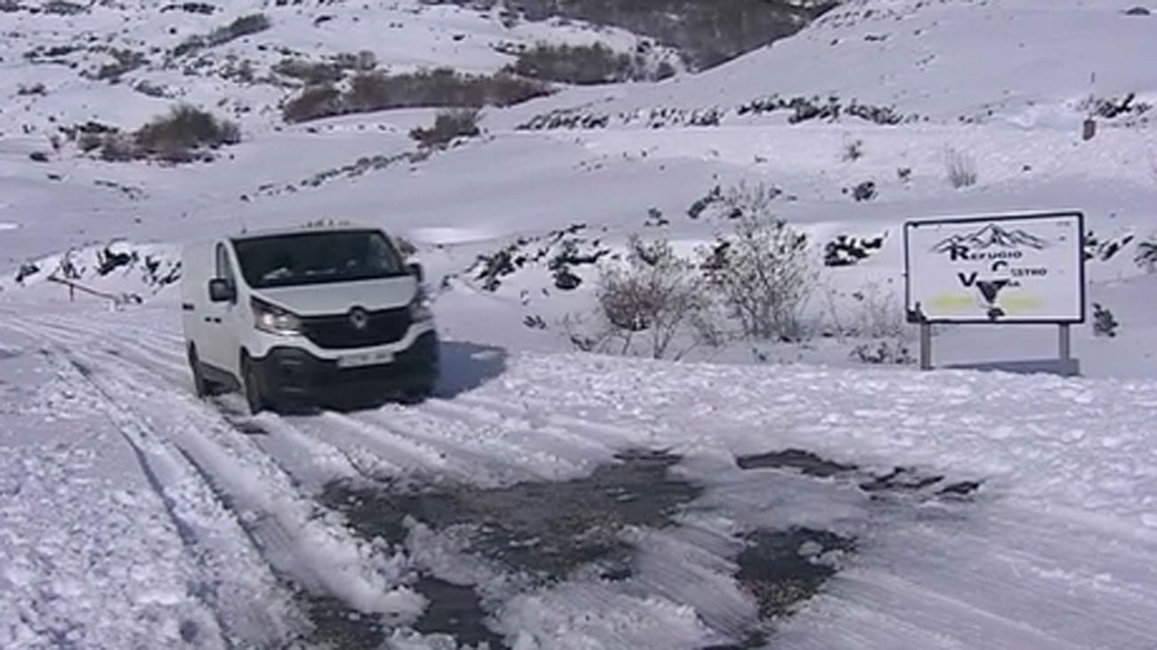 La nieve cubre de blanco el norte y centro de España y dificulta el tráfico en numerosas carreteras